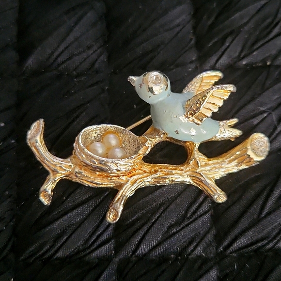 GERRYs signed Vintage from the 1960s. Blue Bird, faux pearl eggs Brooch - Picture 1 of 13